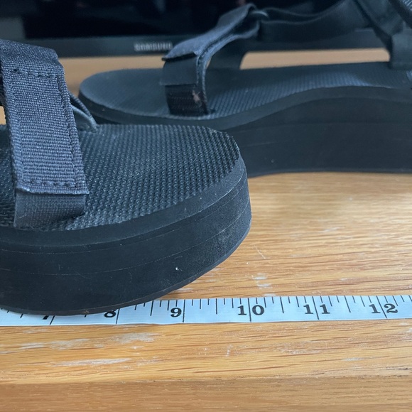 Black Teva Flatform Universal Sandals 🖤 - Picture 6 of 15
